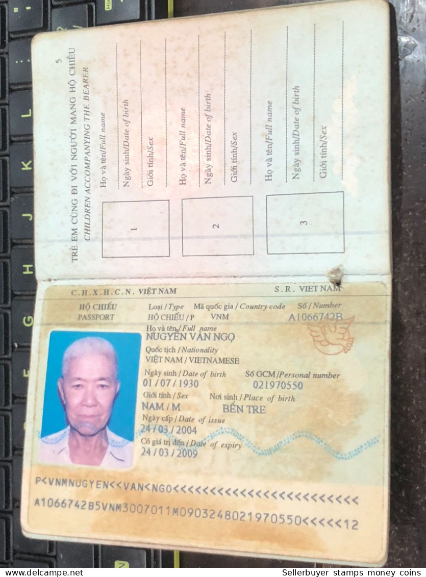 VIET NAMESE-OLD-ID PASSPORT VIET NAM-PASSPORT Is Still Good-name-nguyen Van Ngo-2004-1pcs Book - Sammlungen