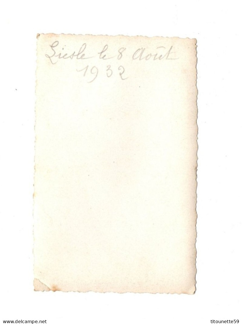25- LIESLE (DOUBS) - PHOTO ORIGINALE FÊTE FORAINE -MANEGE- 8 Août 1932 ( Dim. : 10,9 X 6,9cm ) - Andere & Zonder Classificatie