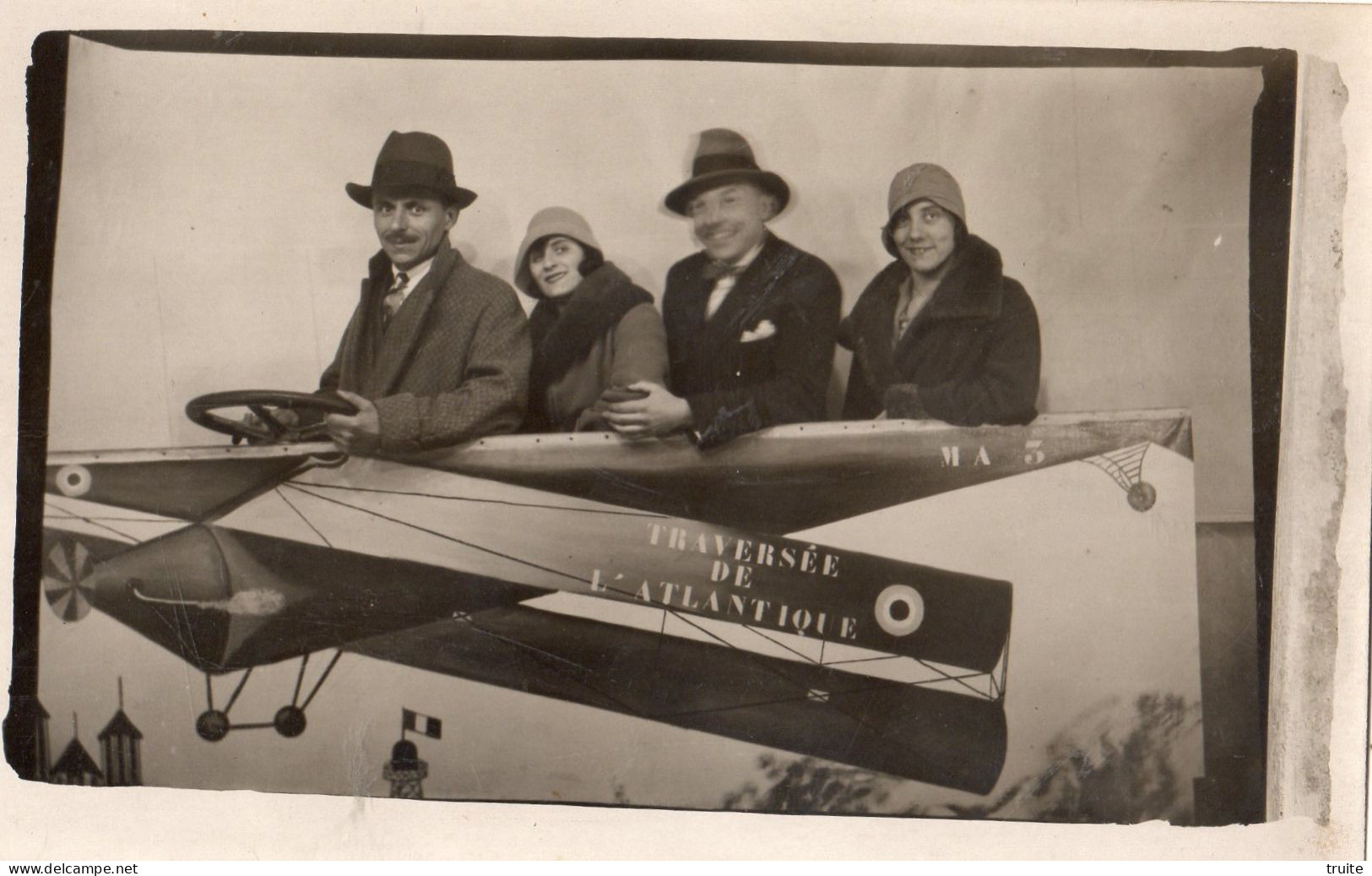 AVIATEUR ET SES PASSAGERS CARTE SURREALISTE ( THEME SURREALISME PHOTO MONTAGE ) CARTE PHOTO " TRAVERSEE DE L'ATLANTIQUE - ....-1914: Voorlopers