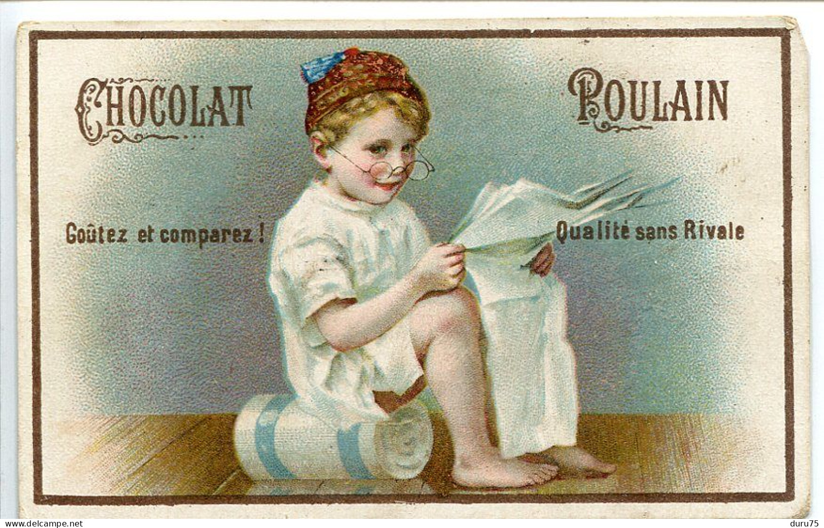 IMAGE CHROMO CHOCOLAT POULAIN * Enfant à Lunettes En Chemise De Nuit Bonnet Assis Sur Un Rouleau Lisant Un  Journal - Poulain