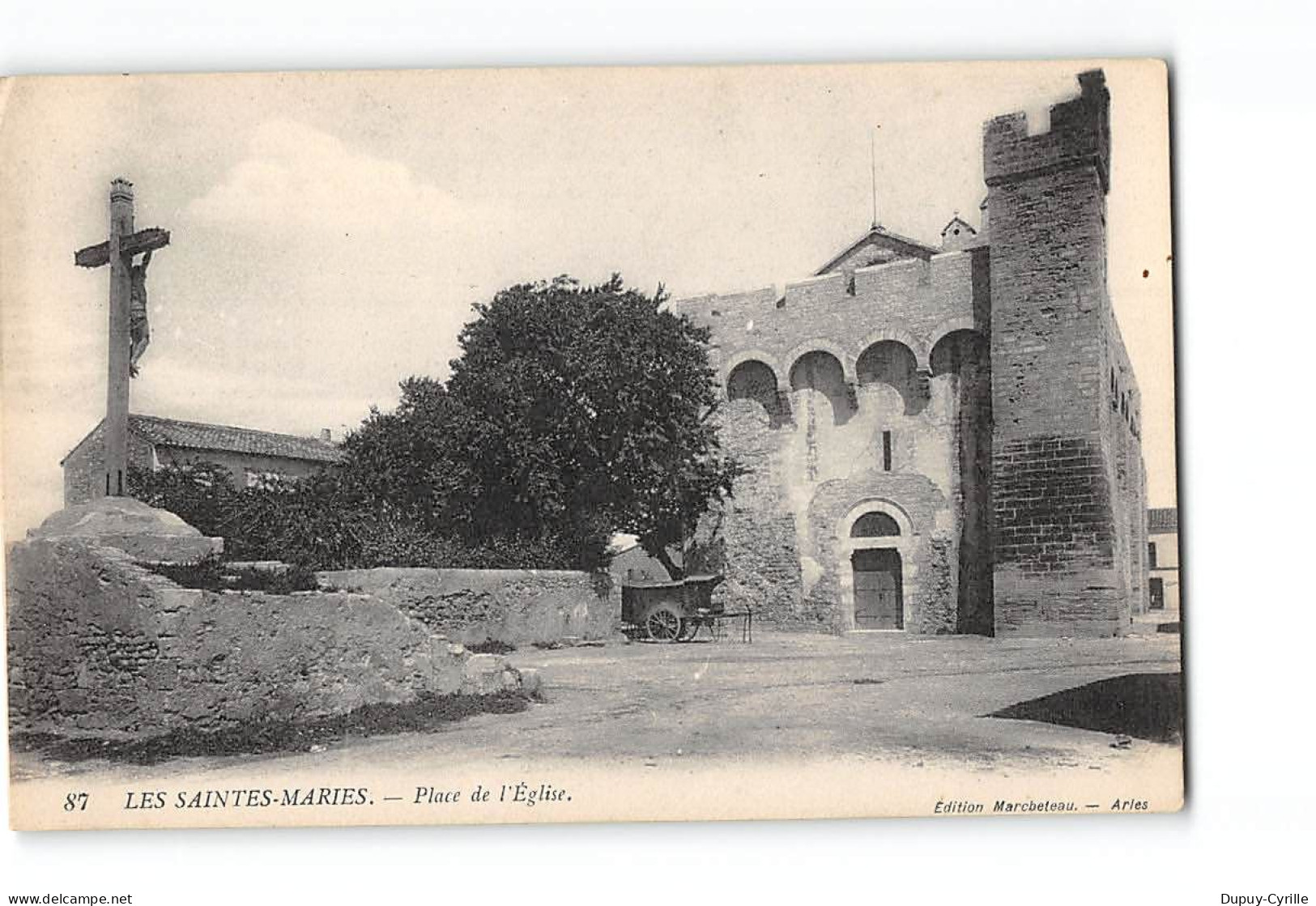 LES SAINTES MARIES - Place De L'Eglise - Très Bon état - Saintes Maries De La Mer