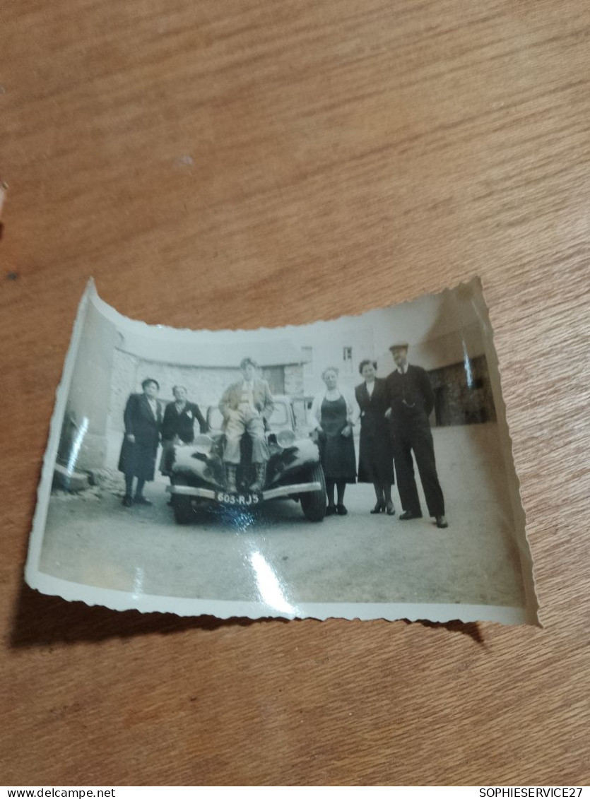 563 //  PHOTO ANCIENNE  PERSONNES ET VOITURE ANCIENNE 11 X 7 CMS - Coches