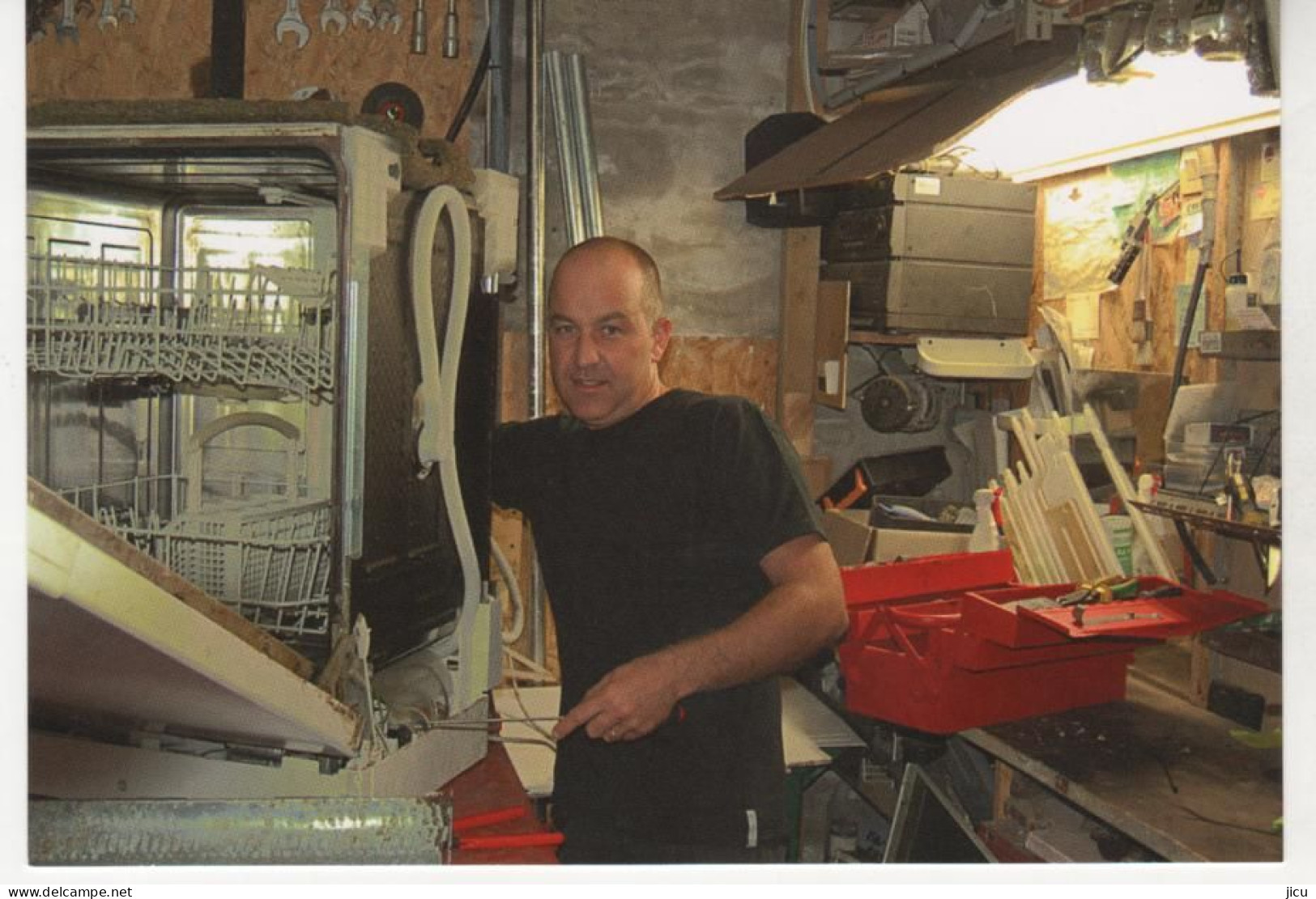 La Roche-Maurice,  Denis ROLLAND Vendeur Et Réparateur D'appareils Ménagers Dans Son Atelier(2007) - N°11 Aventure Carto - Sonstige & Ohne Zuordnung