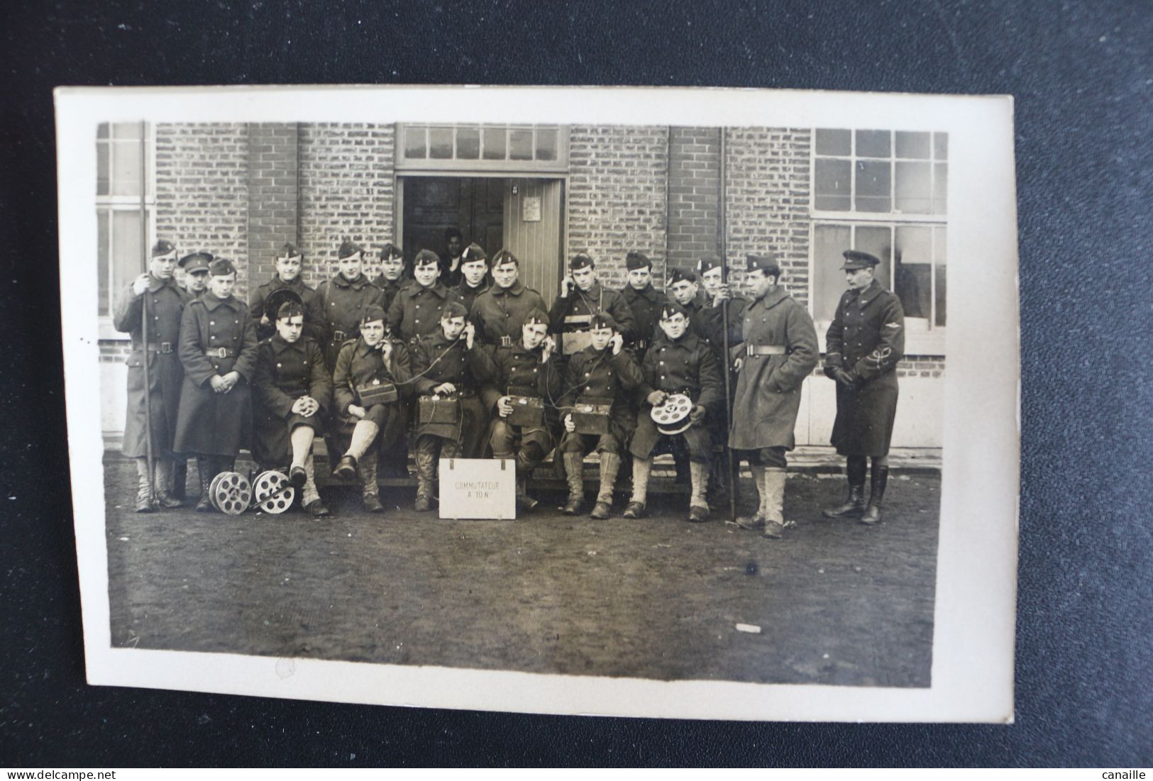 S-C 162 / Photo De Militaire - Guerre 1914-18, Groupe De Soldats A Définir / Avec Poste De Téléphone ( Commetateur) - War 1914-18