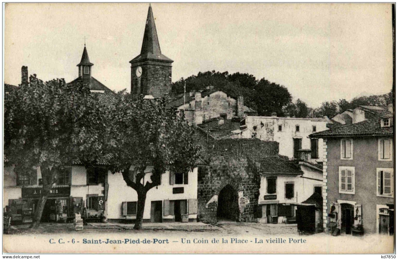 Saint Jean Pied De Port - Un Coin De La Place - Saint Jean Pied De Port