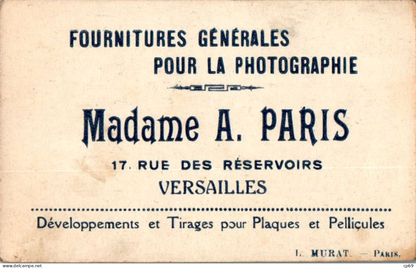 Chromo Madame A. Paris à Versailles Animaux Humanisés Le Cacatoès & L'Ara Perroquet Parrot Oiseau Bird TB.Etat - Sonstige & Ohne Zuordnung