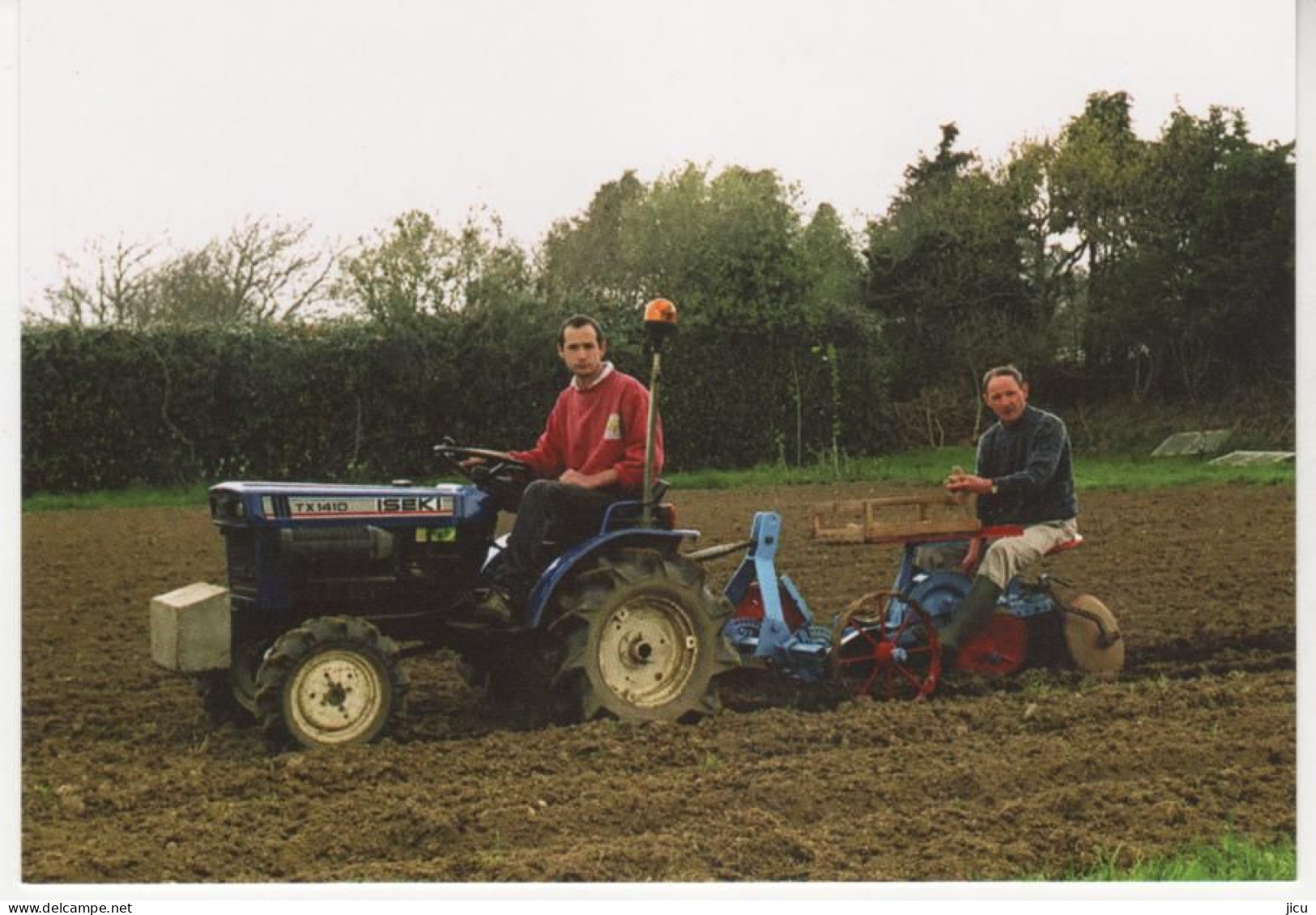 BEUZEC-CAP-SIZUN, Jean-Yves Et Jean-Michel LE BRUN Plantent Des Pommes De Terre à Coat-Pin (2007) - N°17 Aventure Carto - Beuzec-Cap-Sizun