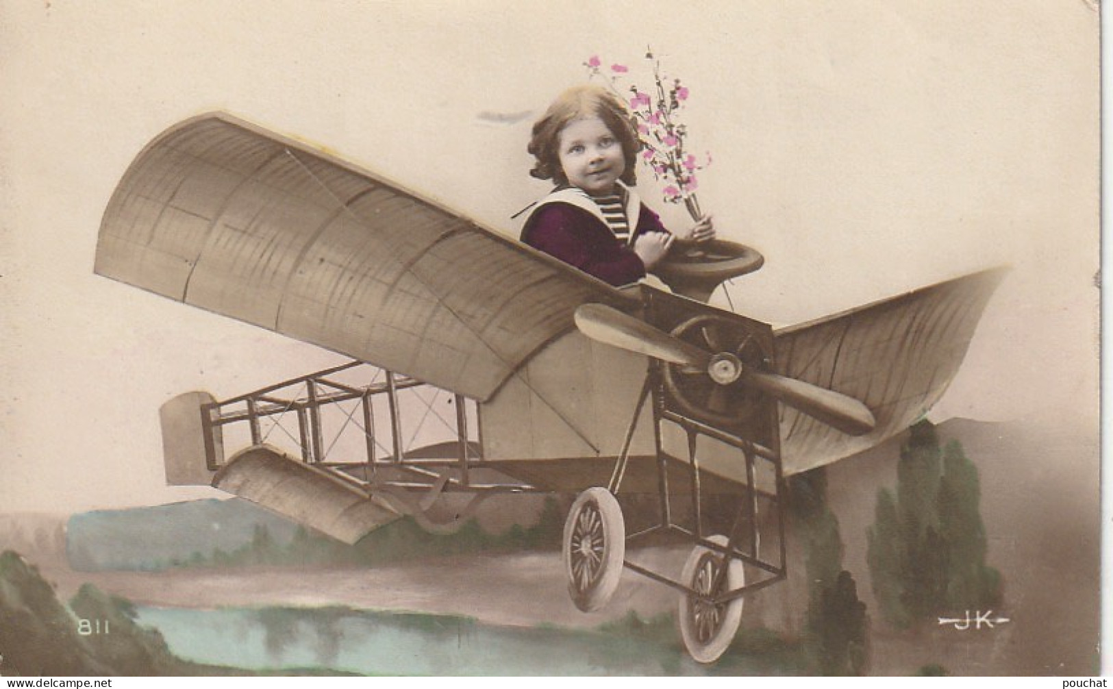 WA 2- ENFANT DANS AEROPLANE SURVOLANT LA CAMPAGNE - EDIT J.K - CARTE COLORISEE - Szenen & Landschaften