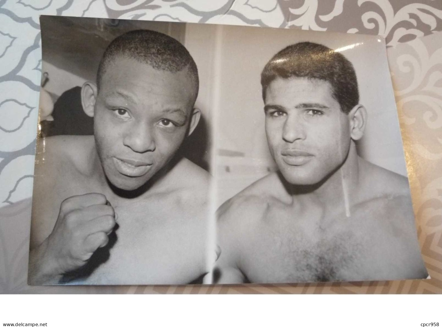 Photographie . N° 52043 .boxe.eddie Perkins Contre Omrane Sadok.1963 Photo De Presse Universal. 18 X 13 Cm. - Sport