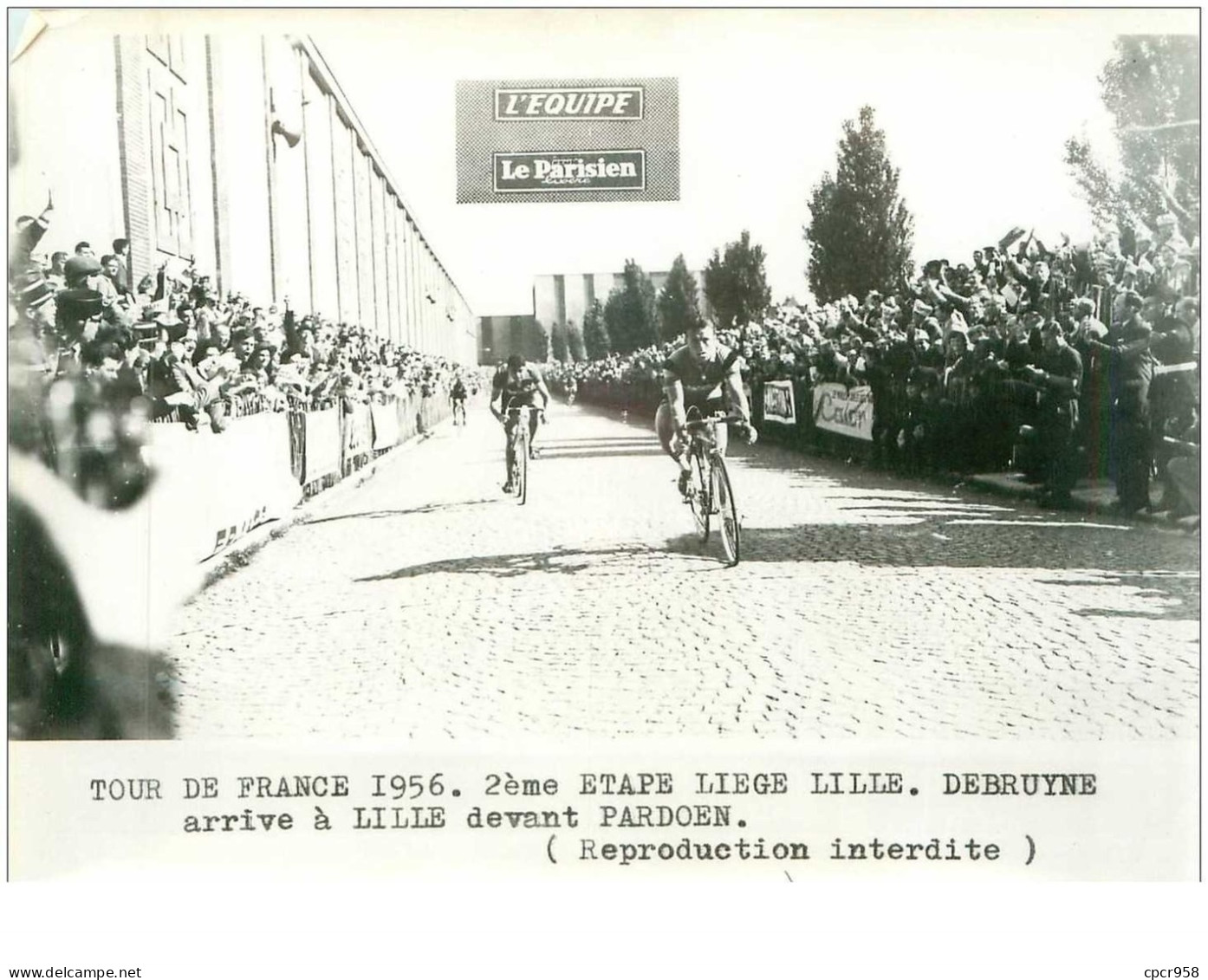 PHOTO DE PRESSE ORIGINALE TOUR DE FRANCE 1956.20X15.2eme ETAPE LIEGE LILLE.DEBRUYNE ARRIVE DEVANT PARDOEN.n°18656 - Wielrennen