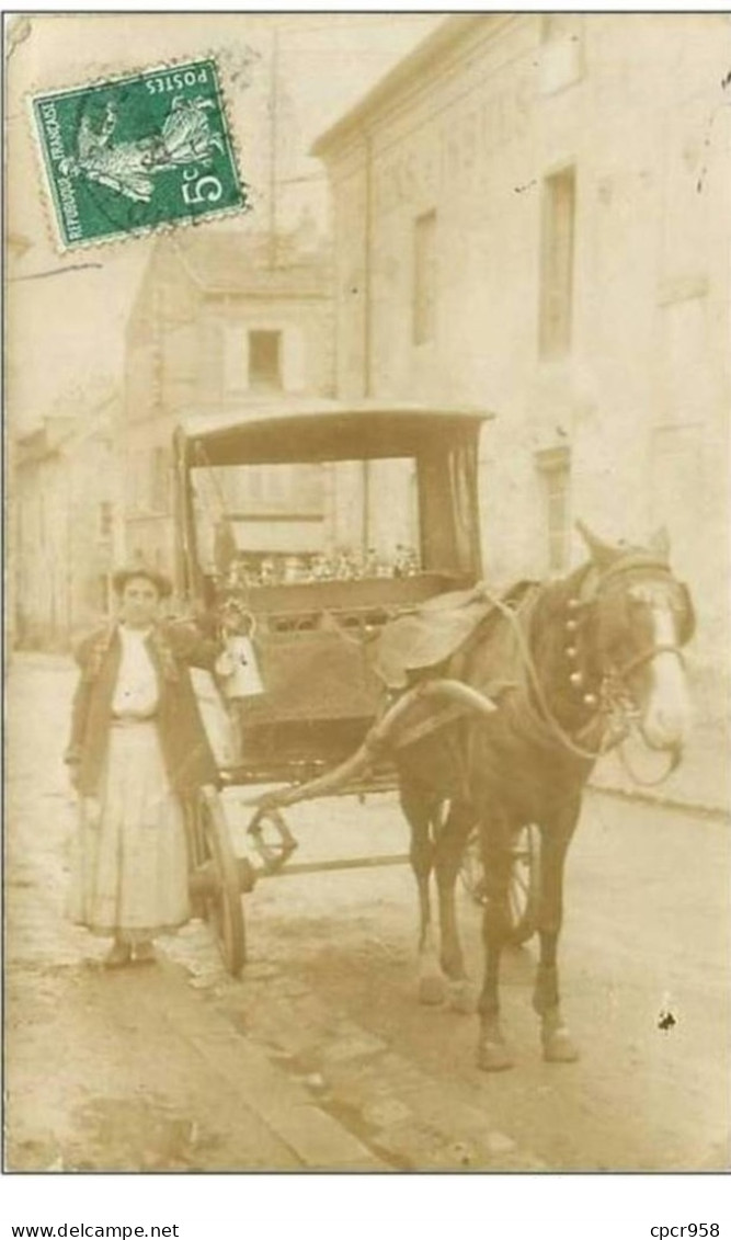 METIERS.LAITIERE.BANLIEUE  PARISIENNE.CP PHOTO - To Identify