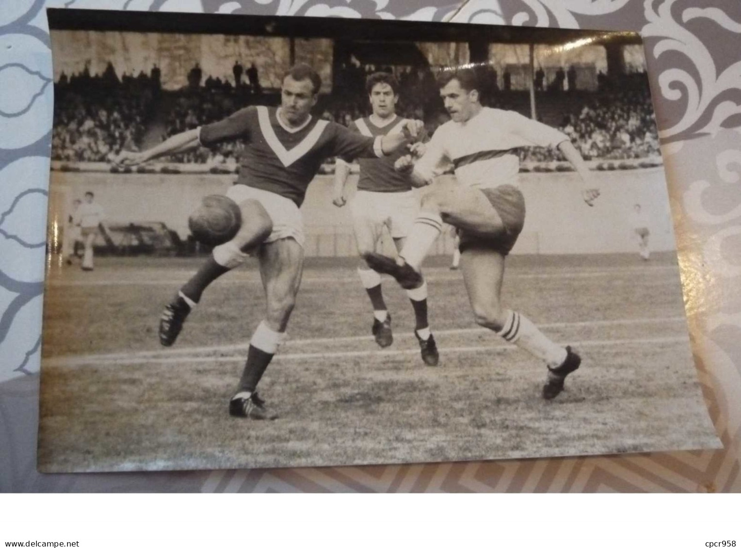 Photographie . N° 52017 .foot . Valenciennes Bat Le Stade Francais.1963 Photo De Presse Universal. 18 X 13 Cm. - Sport