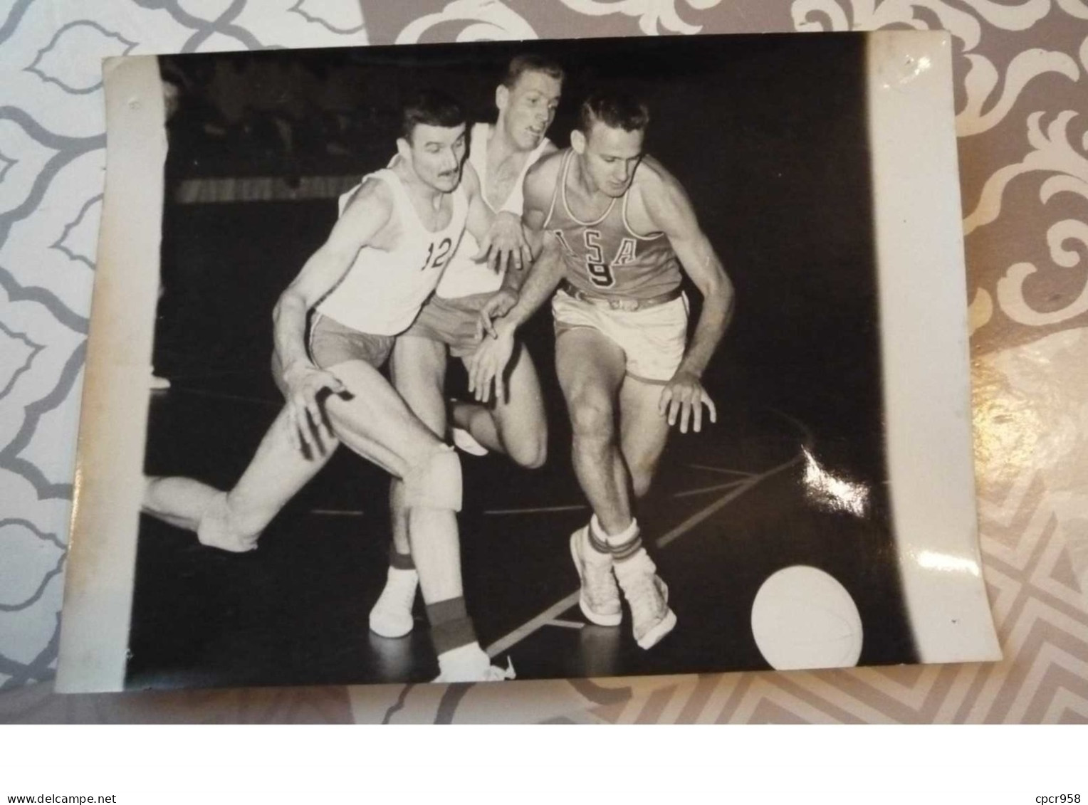 Photographie . N° 52010 .basket .stade Coubertin Amerique  Contre France.1961 Photo De Presse Universal. 18 X 13 Cm. - Sports