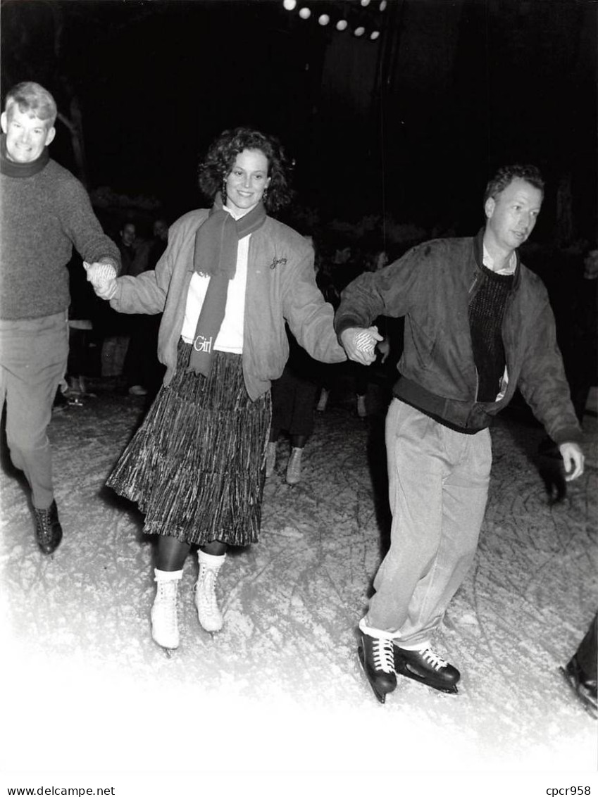 Photo De Presse.ALE10268.23x18 Cm Environ.Sigourney Weaver."Working Girls".Patinoire.Los Angeles - Otros & Sin Clasificación