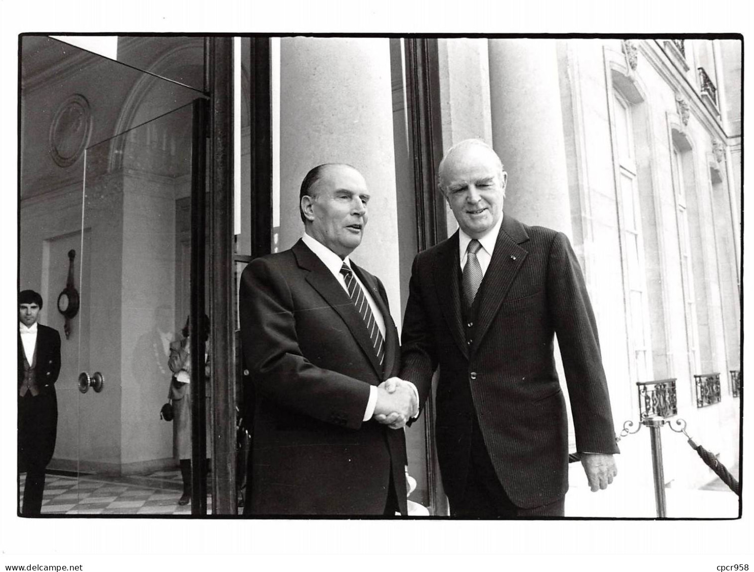 Photo De Presse.MLE10330.25x18 Cm Environ.1983.François Mitterrand.Constantin Caramanlis.Elysée.Paris - Otros & Sin Clasificación