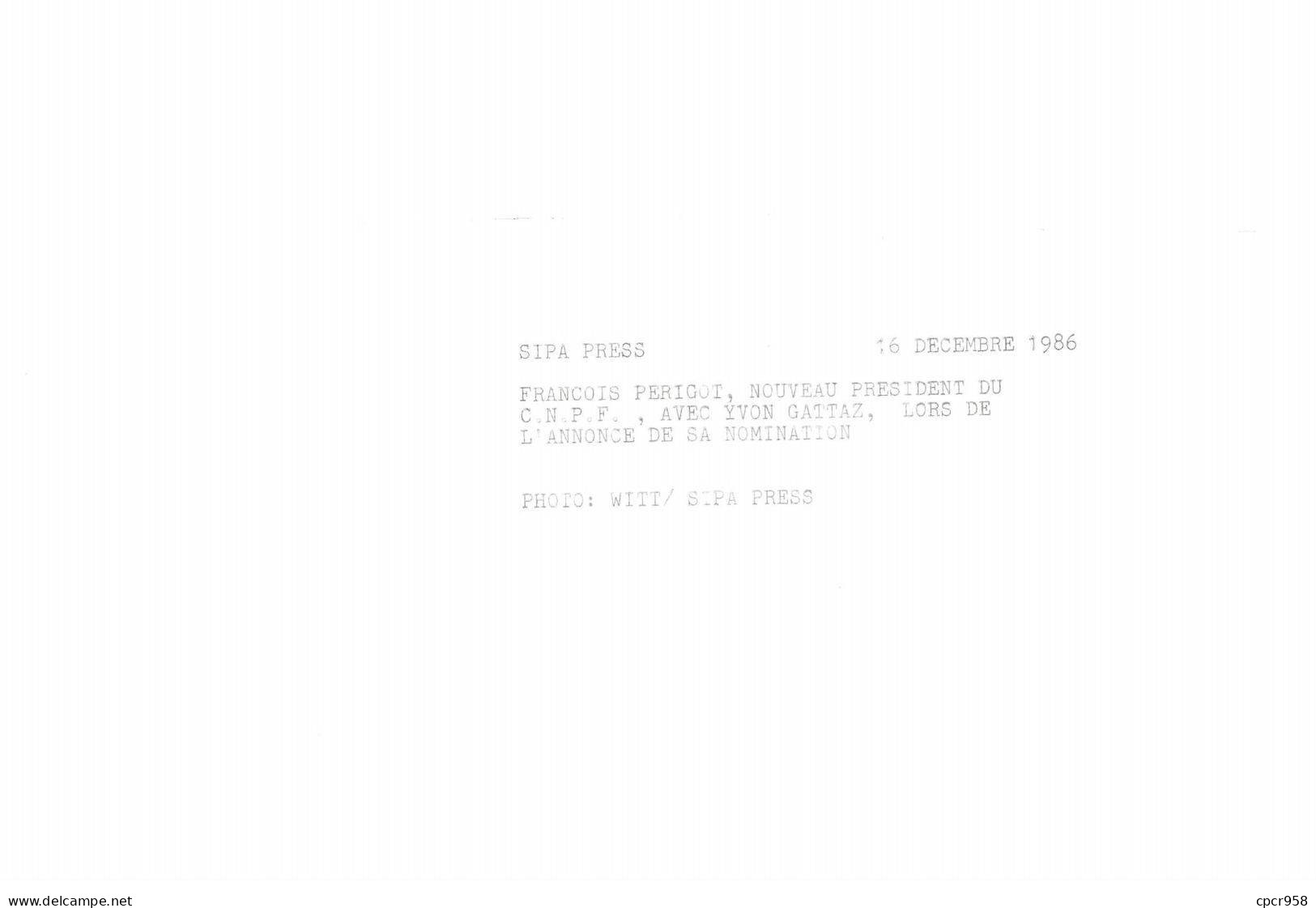 Photo De Presse.MLE10298.25x18 Cm Environ.1986.Francois Perigot.CNPF.Yvon Gattaz.Nomination - Otros & Sin Clasificación