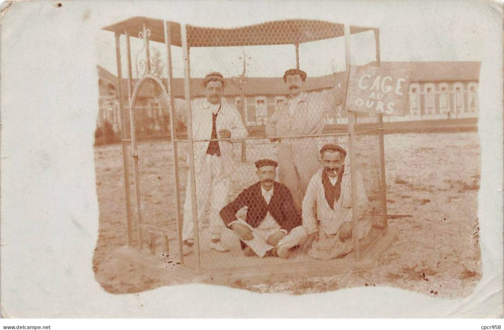 A Identifier - N°77456 - Hommes Dans Une Cage Au Ours - Carte Photo - To Identify