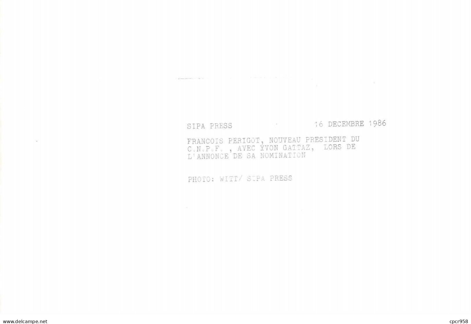 Photo De Presse.MLE10300.25x18 Cm Environ.1986.Francois Perigot.CNPF.Yvon Gattaz.Nomination - Otros & Sin Clasificación