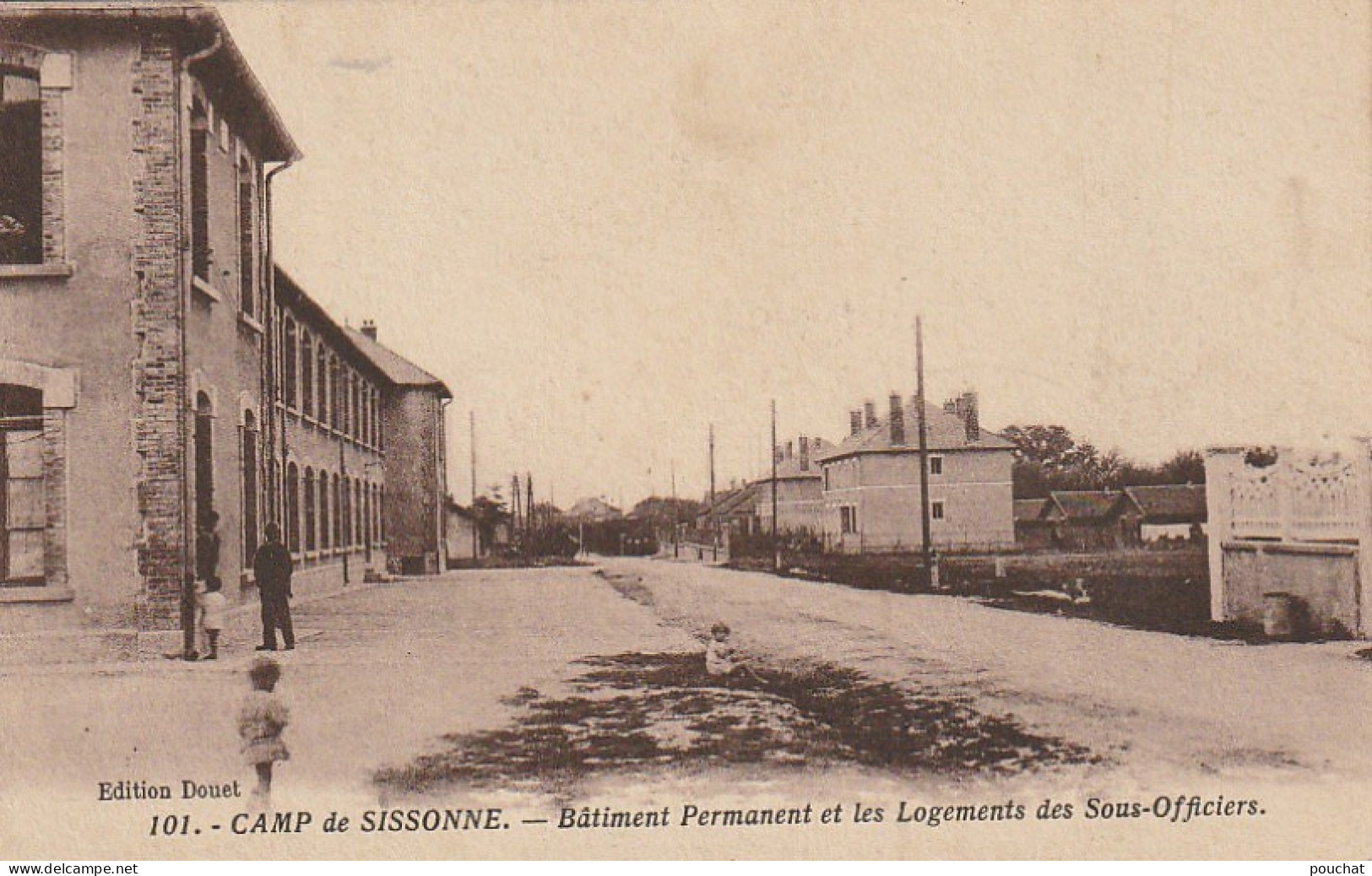 WA 7-(02) CAMP DE SISSONNE - BATIMENT PERMANENT ET LES LOGEMENTS DES SOUS OFFICIERS - ANIMATION - 2 SCANS - Sissonne