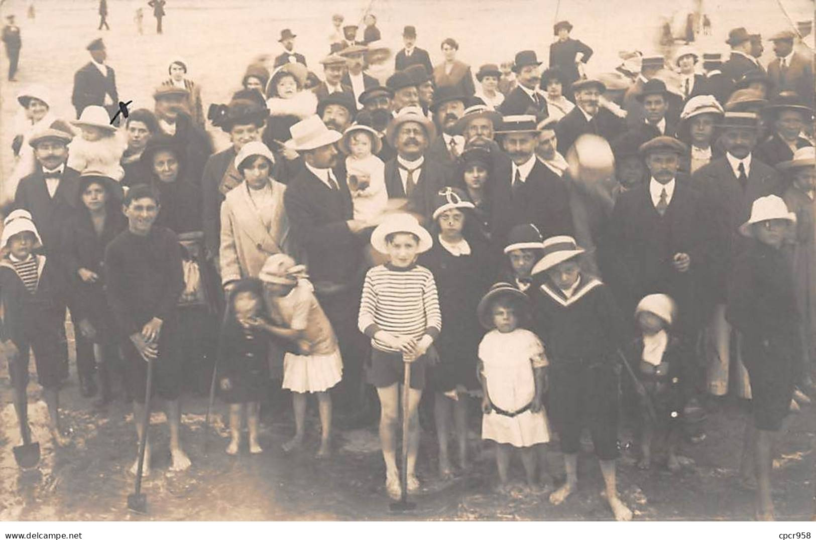 A Identifier - N°83210 - Groupe De Personnes Sur Un Bord De Mer, Les Enfants Avec Des Pelles  - Carte Photo - To Identify