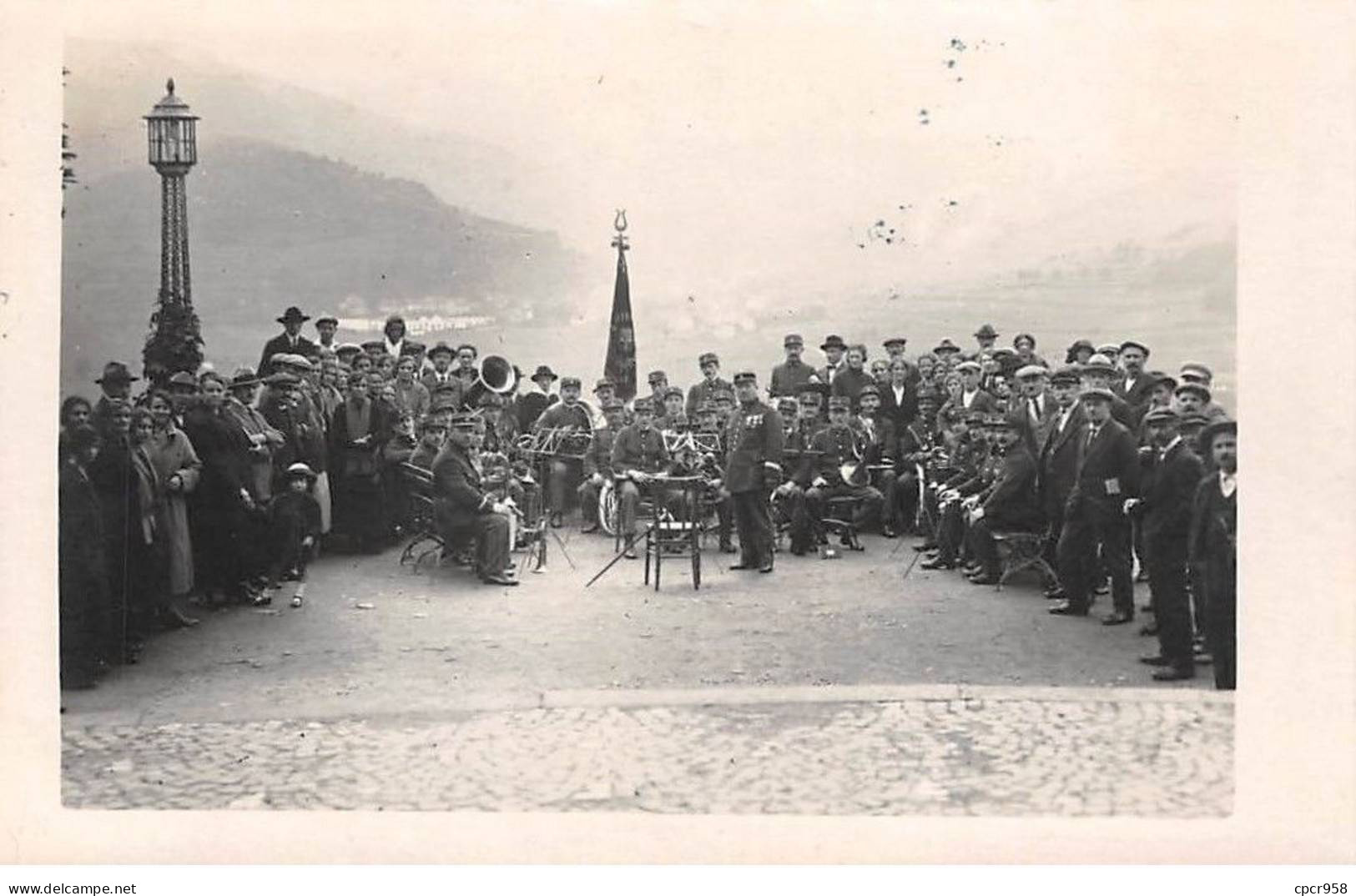 A Identifier - N°82192 - Groupe Autour D'une Fanfare - Carte Photo - To Identify