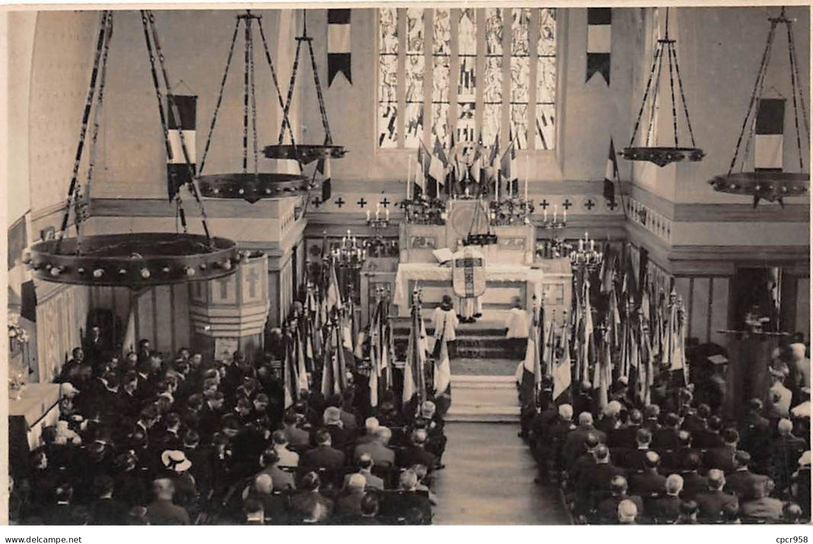 A Localiser - N°80712 - Messe, Hommes Avec Des Drapeaux- Carte Photo - To Identify