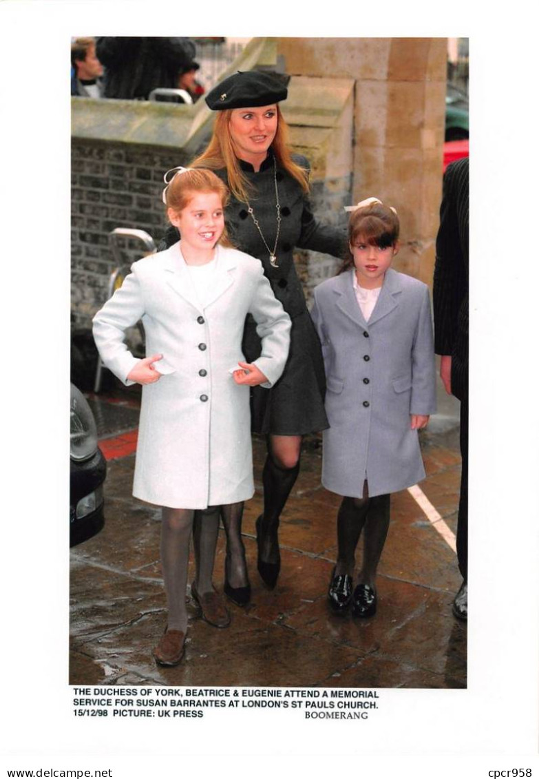 Photo De Presse.MLE10681.30x20 Cm Environ.Duchesse Of York.Beatrice Et Eugenie.1998.Memorial Service.Eglise St Paul - Célébrités
