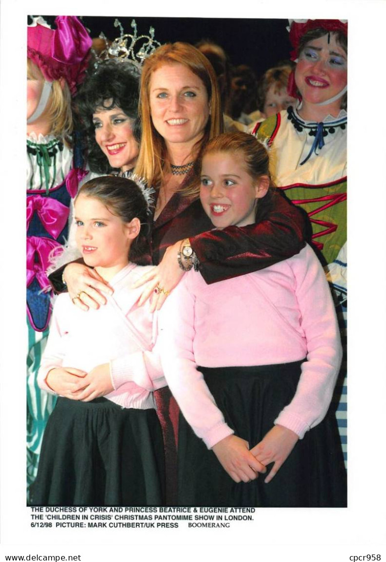 Photo De Presse.MLE10678.30x20 Cm Environ.Duchesse Of York.Princesse Beatrice Et Eugenie."Children In Crisis.Noël.1998 - Célébrités