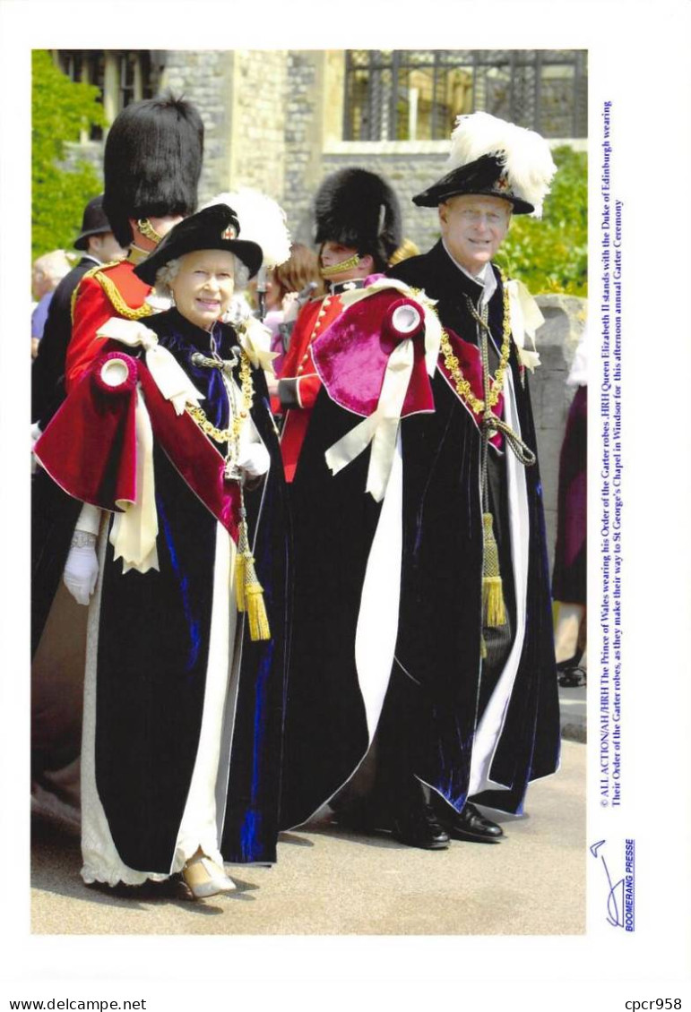 Photo De Presse.MLE10663.30x20 Cm Environ.Reine Elisabeth D'Angleterre.Order Of The Garter Robes.Chappelle St Georges - Célébrités