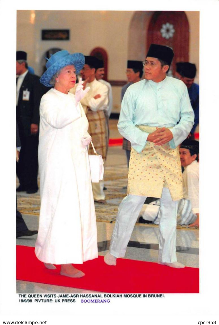 Photo De Presse.MLE10645.30x20 Cm Environ.1998.Reine Elisabeth D'Angleterre.Visite.Jame-Asr Hassanal.Brunei.Mosquée - Personalidades Famosas