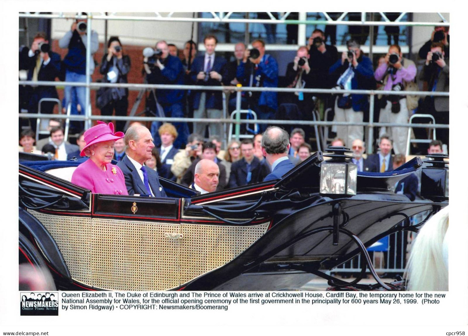 Photo De Presse.MLE10649.30x20 Cm Environ.1999.Reine Elisabeth II D'Angleterre.Duc D'Edinburgh.Prince De Galles.Carosse - Berühmtheiten
