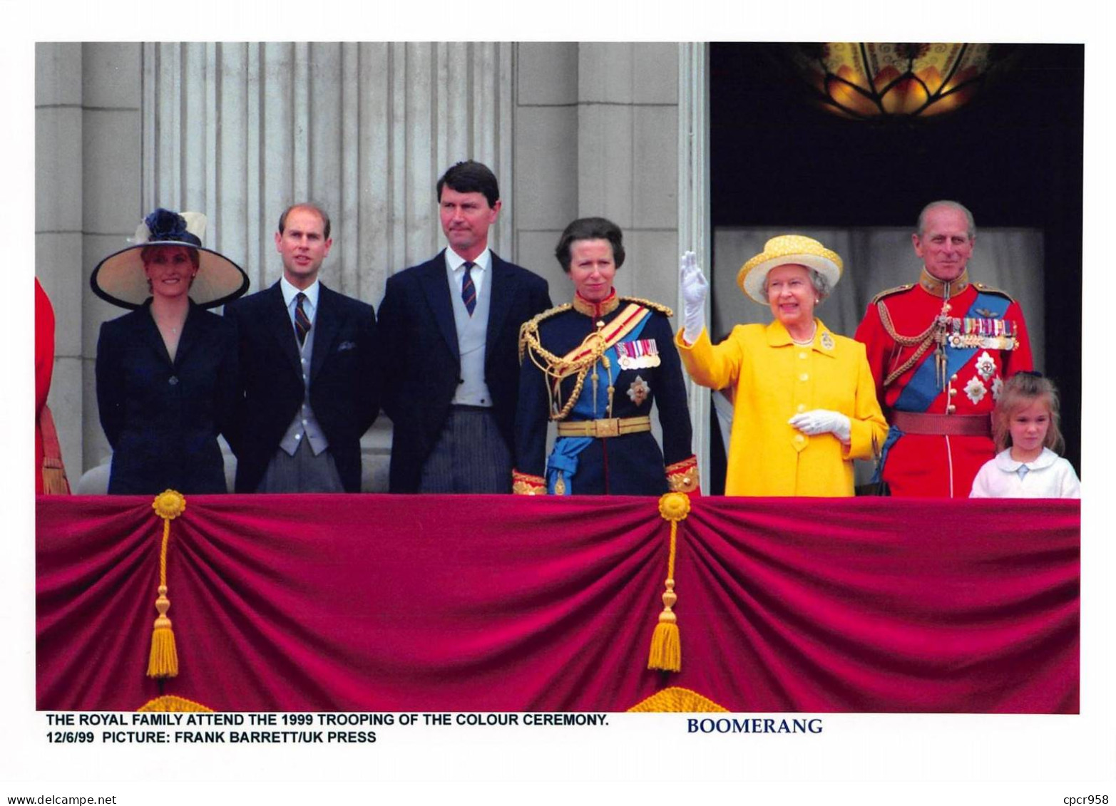 Photo De Presse.MLE10638.30x20 Cm Environ.1998.Famille Royale.Buckingham Palace.Balcon.Colour Ceremony - Personalidades Famosas