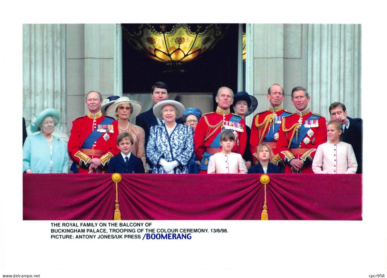 Photo De Presse.MLE10636.30x20 Cm Environ.1998.Famille Royale.Buckingham Palace.Balcon.Colour Ceremony - Célébrités