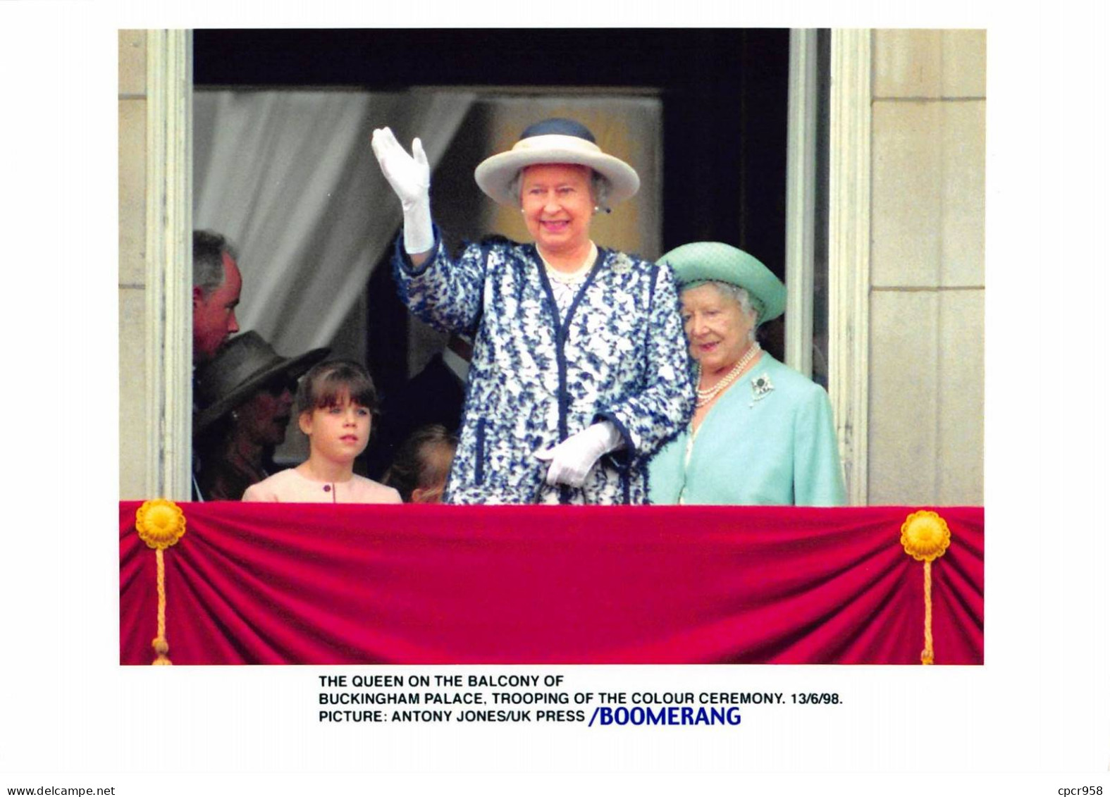 Photo De Presse.MLE10634.30x20 Cm Environ.1998.Reine D'Angleterre.Buckingham Palace.Balcon.Colour Ceremony - Personalidades Famosas