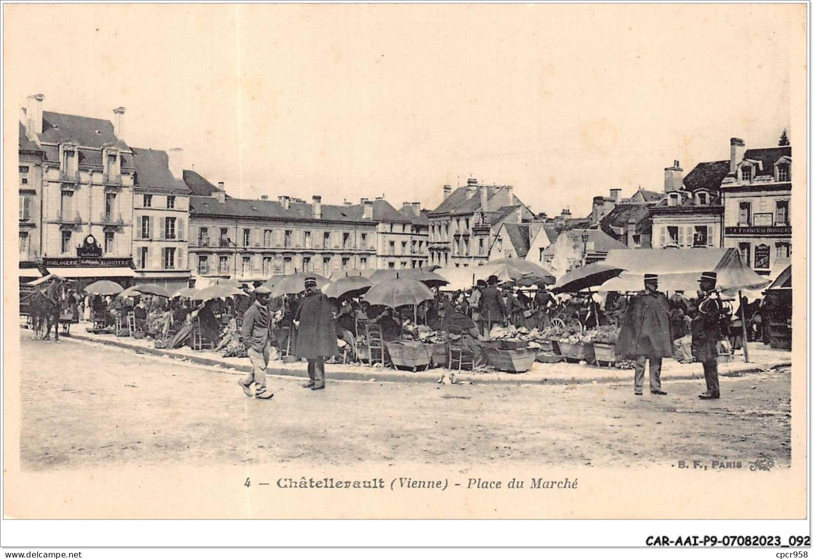 CAR-AAIP9-86-0807 - CHATELLERAULT - Place Du Marché  - Chatellerault