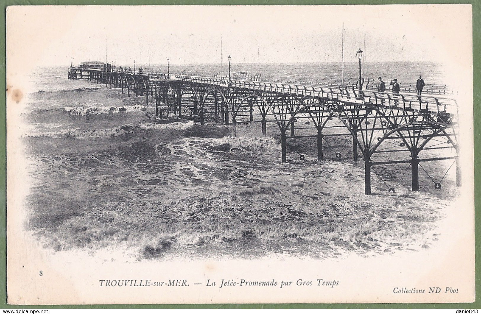 CPA Dos Précurseur - CALVADOS - TROUVILLE SUR MER - LA JETÉE PROMENADE PAR GROS TEMPS - Animation - Trouville