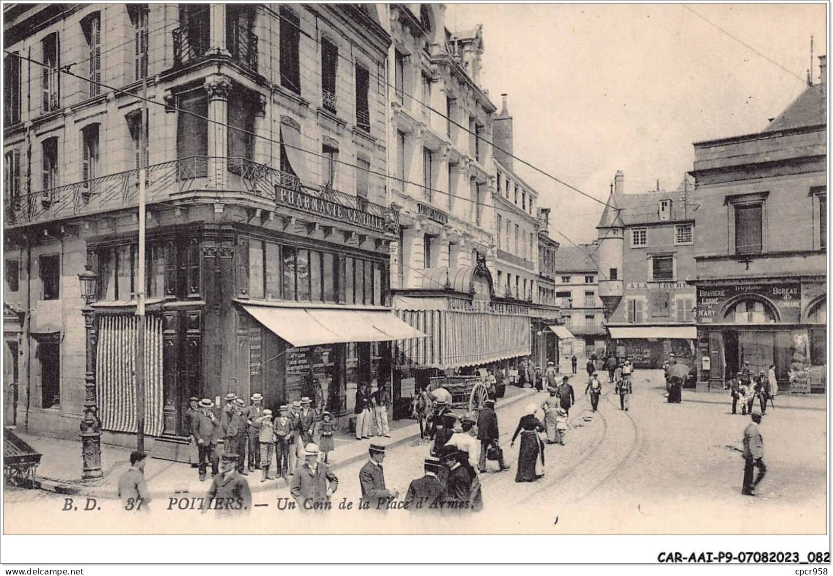 CAR-AAIP9-86-0802 - POITIERS - Un Coin De La Place Des Armes - Pharmacie Centrale - Poitiers