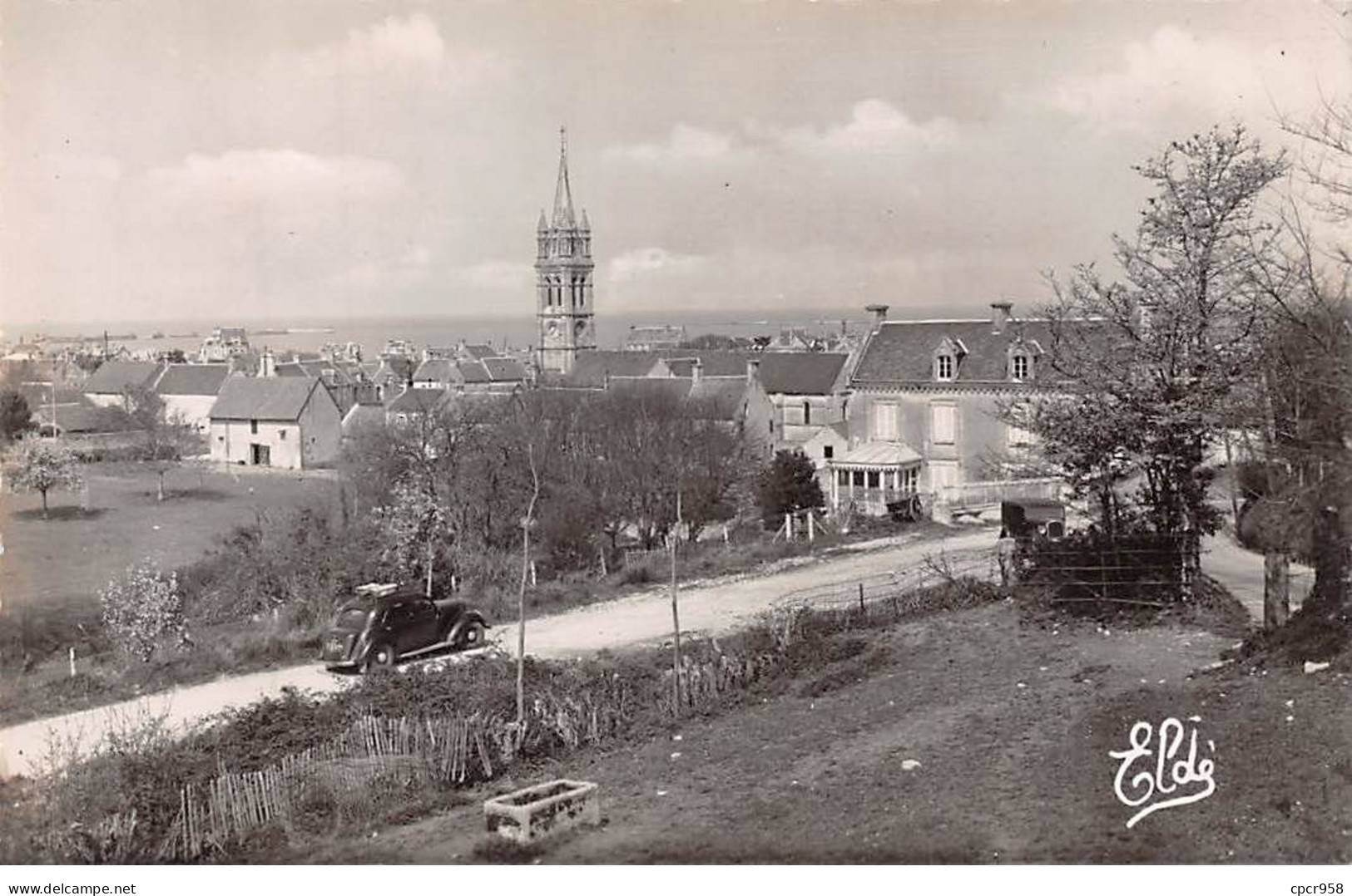 14. San67924. Arromanches. Vue Sur Le Quartier De L'église.  N°5. Edition Eldé. Cpsm 9X14 Cm. - Arromanches