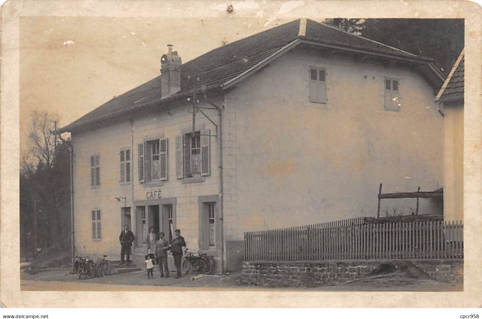 A Identifier - N°91524 - Personnes Sur Le Pas De Porte D'un Café - Commerce - Carte Photo - To Identify