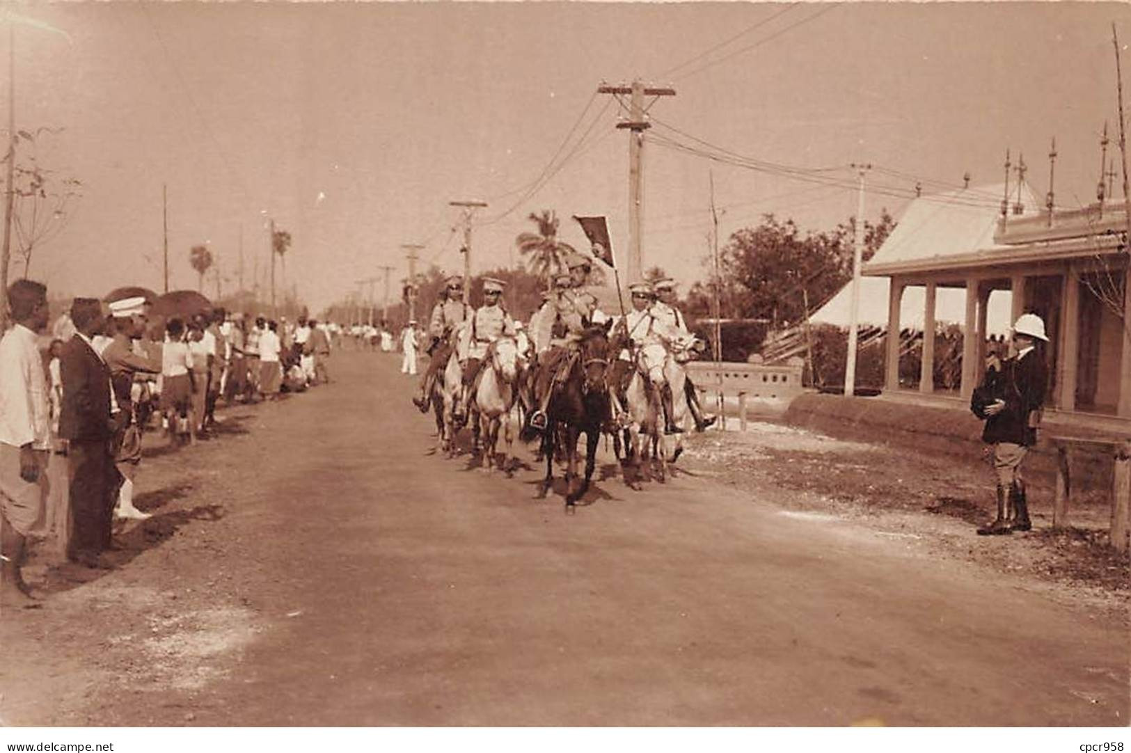 A Identifier - N°91510 - Militaires Sur Des Chevaux Défilant Dans Une Rue - Carte Photo - To Identify