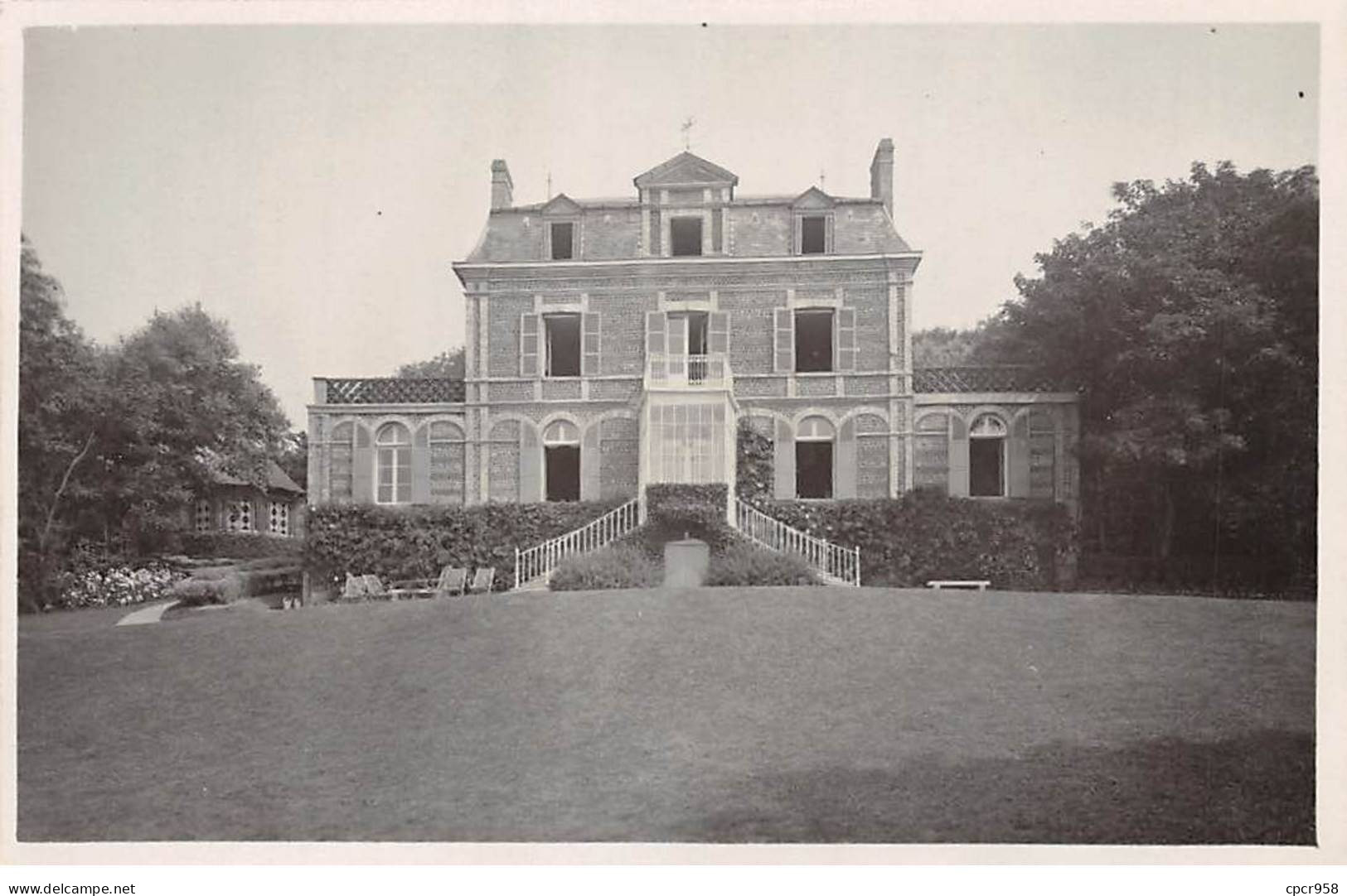 A Identifier - N°91503 - Grande Maison Avec Un Grand Escalier Vers Un Parc - Carte Photo - To Identify