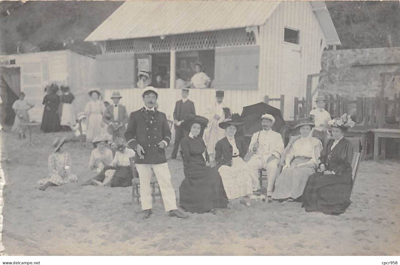 A Identifier - N°91511 - Hommes Et Femmes Assis Dans Des Chaises Sur Une Plage - Carte Photo - To Identify