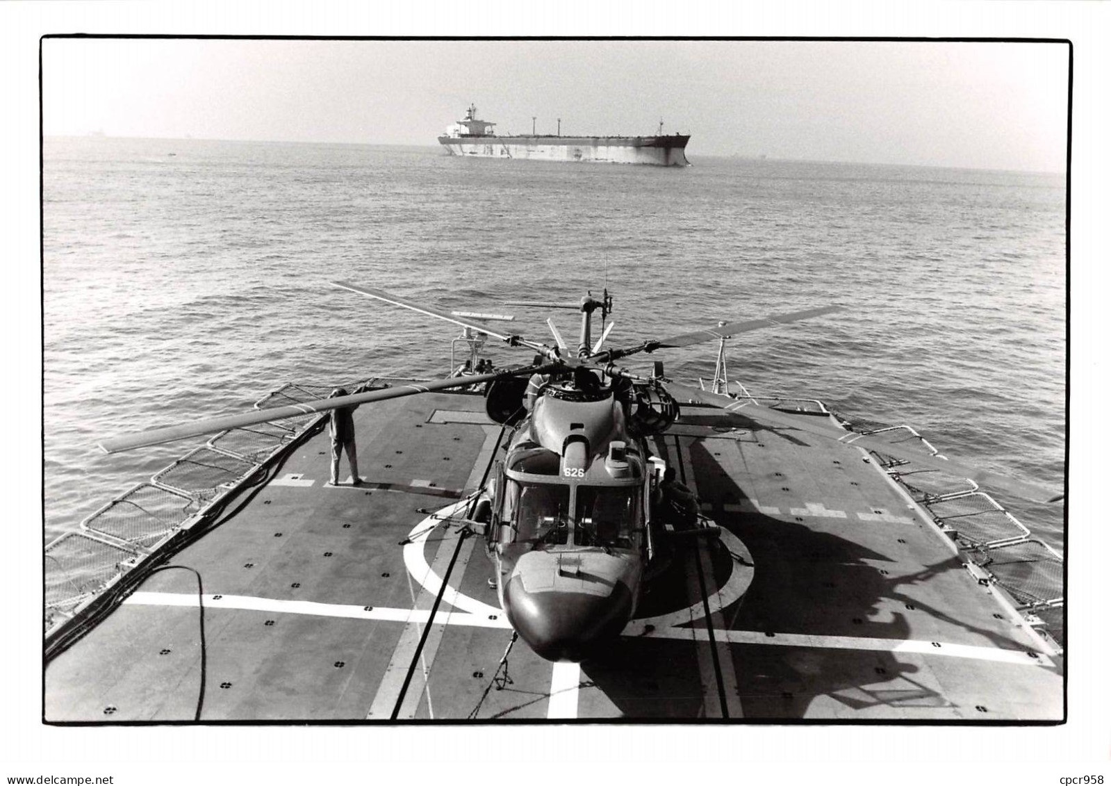 Photo De Presse.AM21020.28x18 Cm Environ.1987.Golfe.Corvette "Georges Leygues".Pétrolier "Normandie". Hélicoptère - Aviation