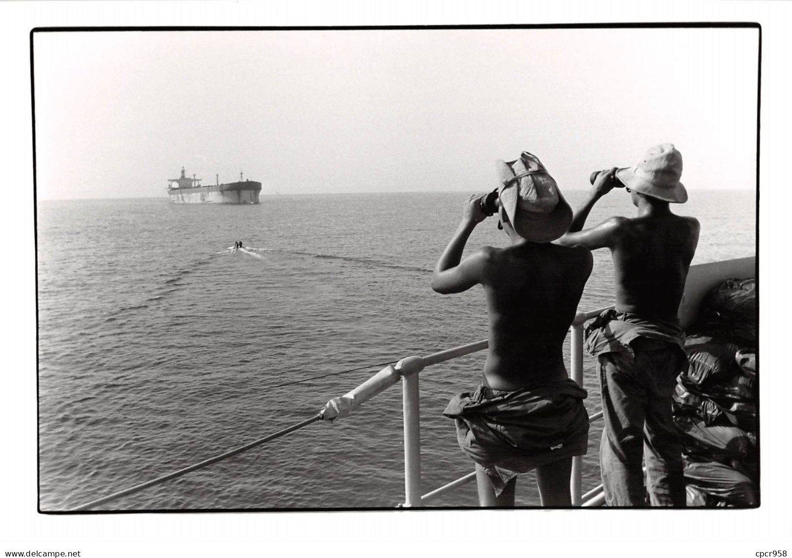 Photo De Presse.AM21019.28x18 Cm Environ.1987.Golfe.Corvette "Georges Leygues".Pétrolier "Normandie" - Boats