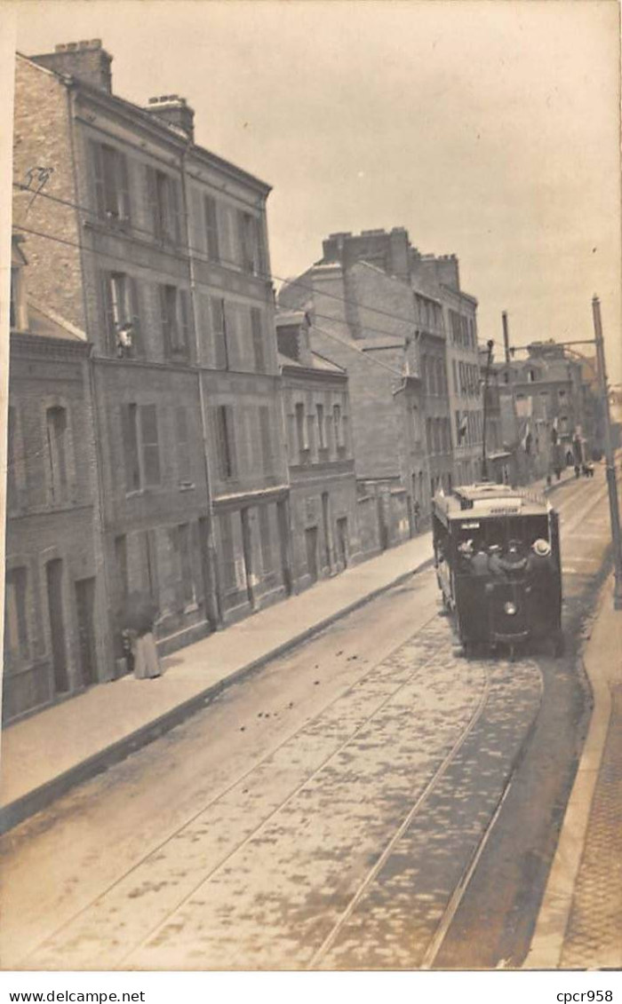 A Localiser - N°84441 - Un Tramway Dans Une Rue - Carte Photo - To Identify