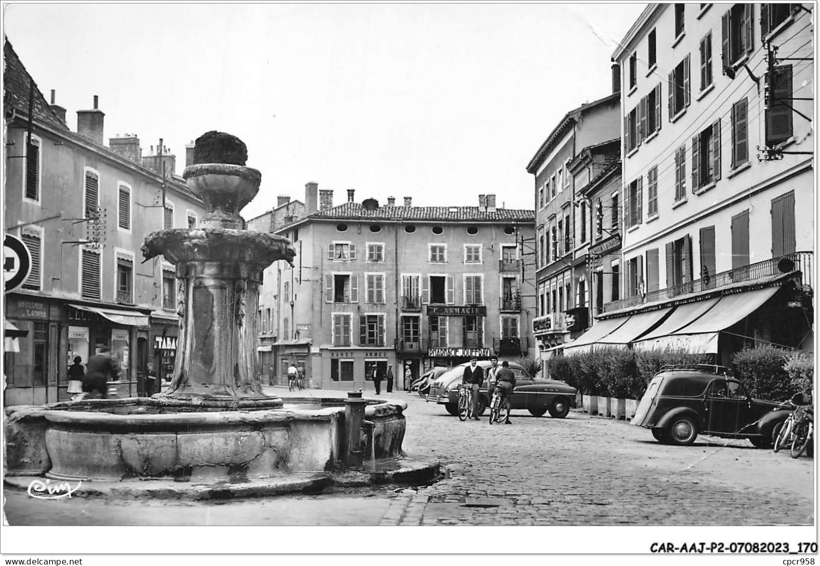 CAR-AAJP2-38-0174 - BOURGOIN - Place Du 23 Aôut 1944 - Commerces - Bourgoin