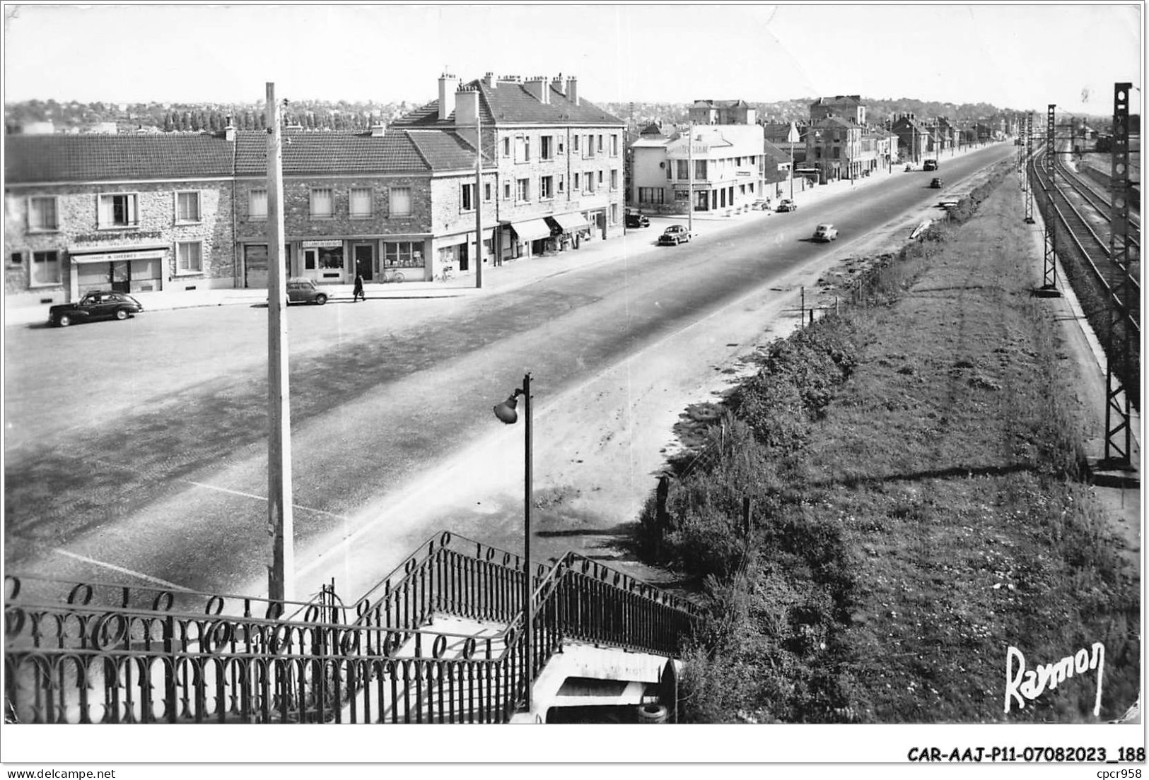 CAR-AAJP11-94-1089 - VILLENEUVES-ST-GEORGES - La Place H. Berlioz Et La Rue De Paris - Villeneuve Saint Georges