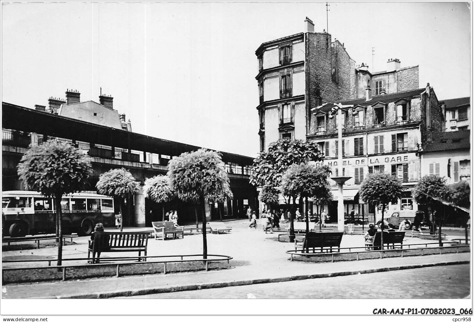 CAR-AAJP11-92-1028 - COLOMBES - La Gare Et Le Square - Hôtel De La Gare - Colombes