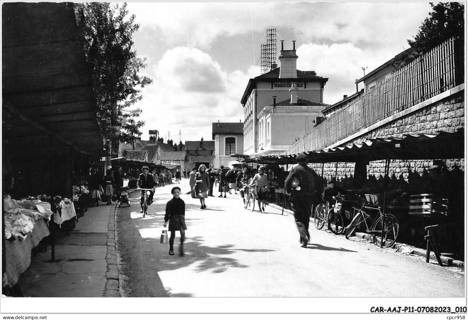 CAR-AAJP11-91-1000 - BRETIGNY-SUR-ORGE - Le Marché - Garçon Portant Un Pot à Lait - Bretigny Sur Orge