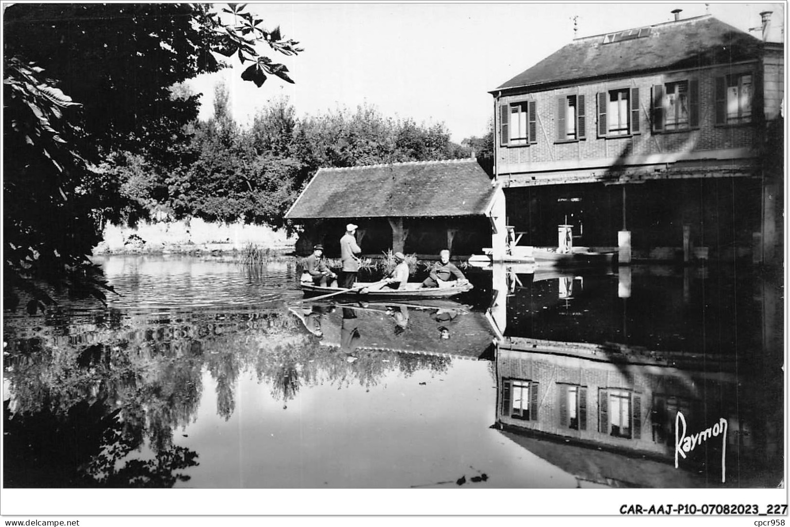 CAR-AAJP10-91-0993 - YERRES - Le Lavoir - Hommes Dans Une Barque - Yerres